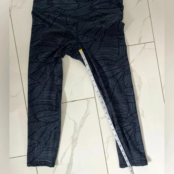 GLYDER/ Black & grey leaf patterned/Capri leggings/Size US M/L approximately - Picture 6 of 6